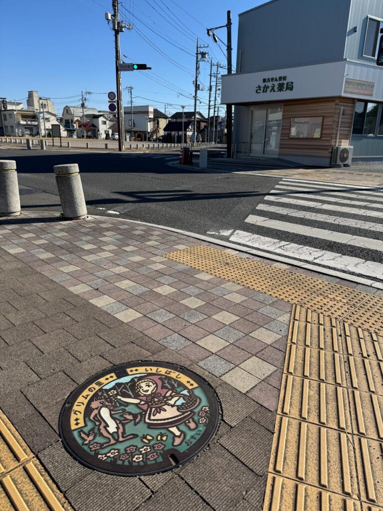 周囲に設置されている下野市Aのデザインマンホール蓋