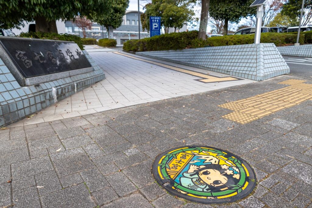 富士宮市B001マンホールカードの座蓋が設置されている富士宮市役所の歩道の様子