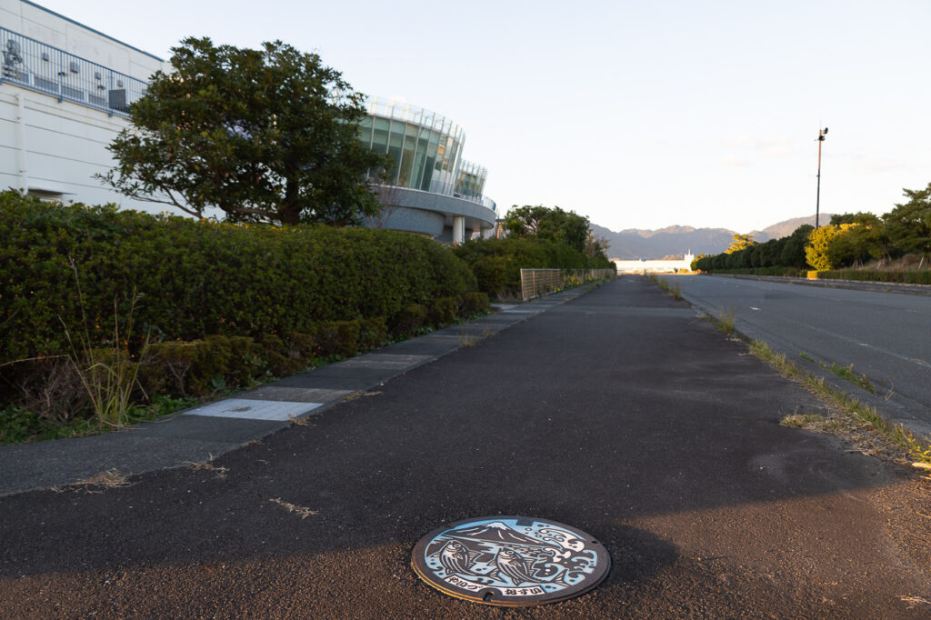 焼津市デザインマンホール蓋の設置場所の外観｜撮影：蓋ログ