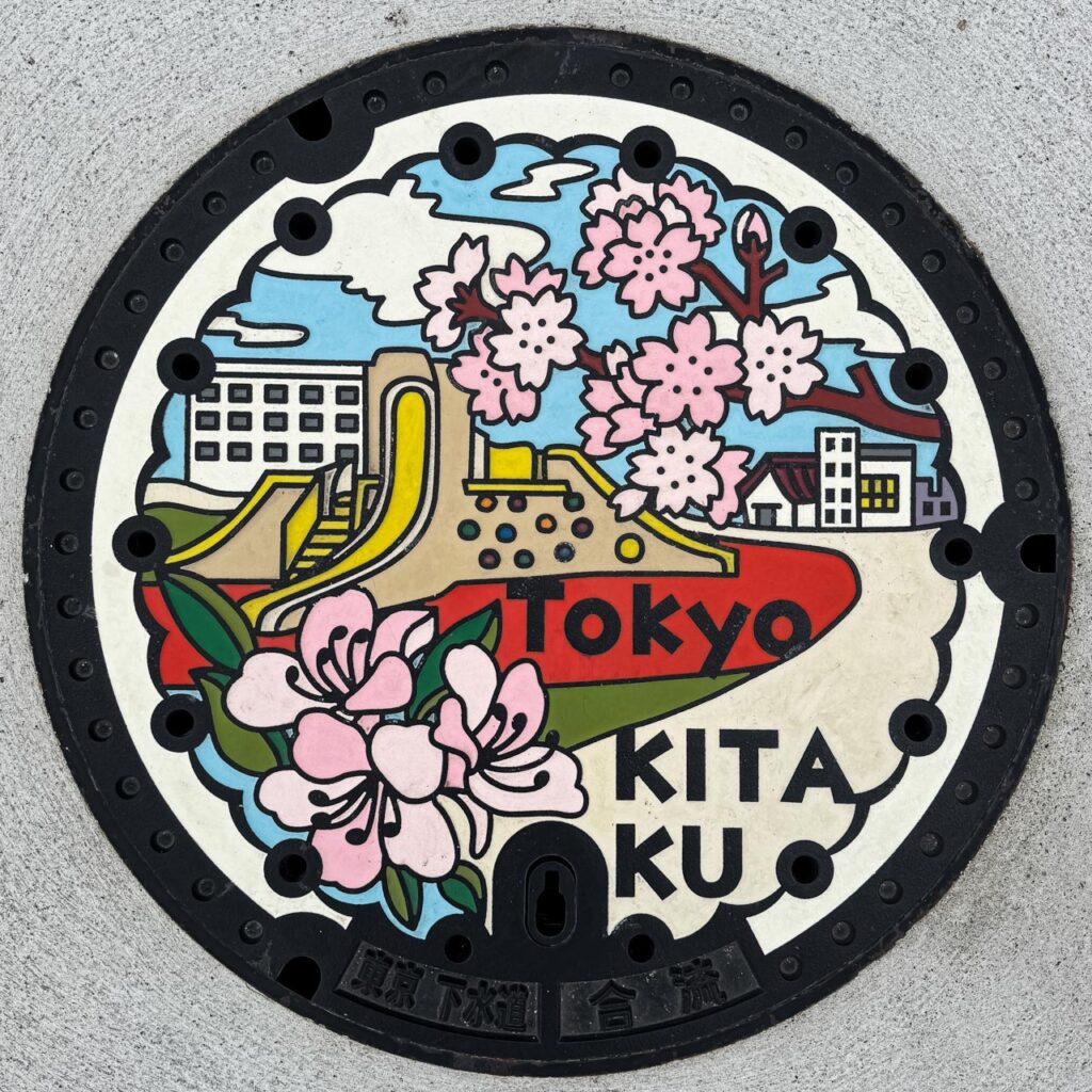 現地で撮影したヌーヴェル⾚⽻台（13-100-N001）のマンホール蓋