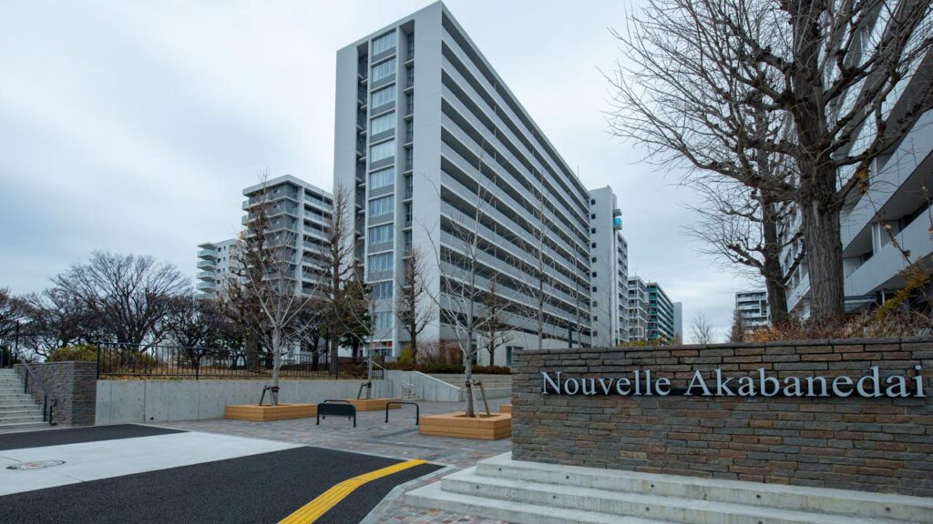 ヌーヴェル赤羽台のマンホール蓋がある景観