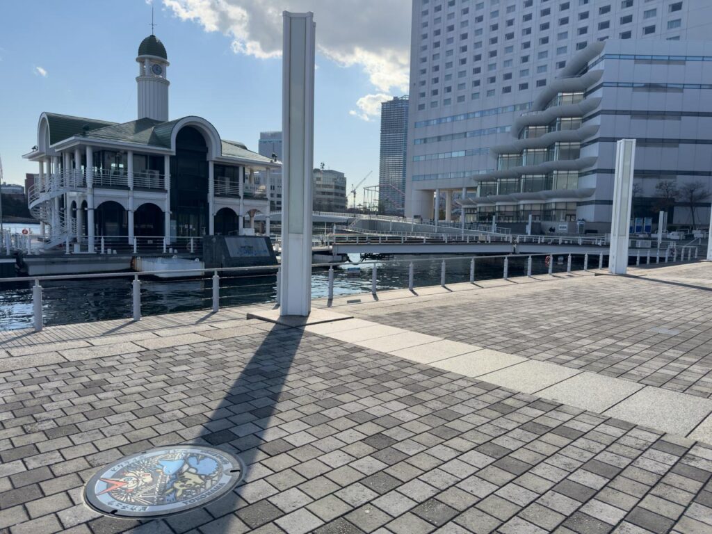 ベイブリッジとピカチュウのポケふた設置場所｜小千谷市錦鯉の里（撮影：蓋ログ）