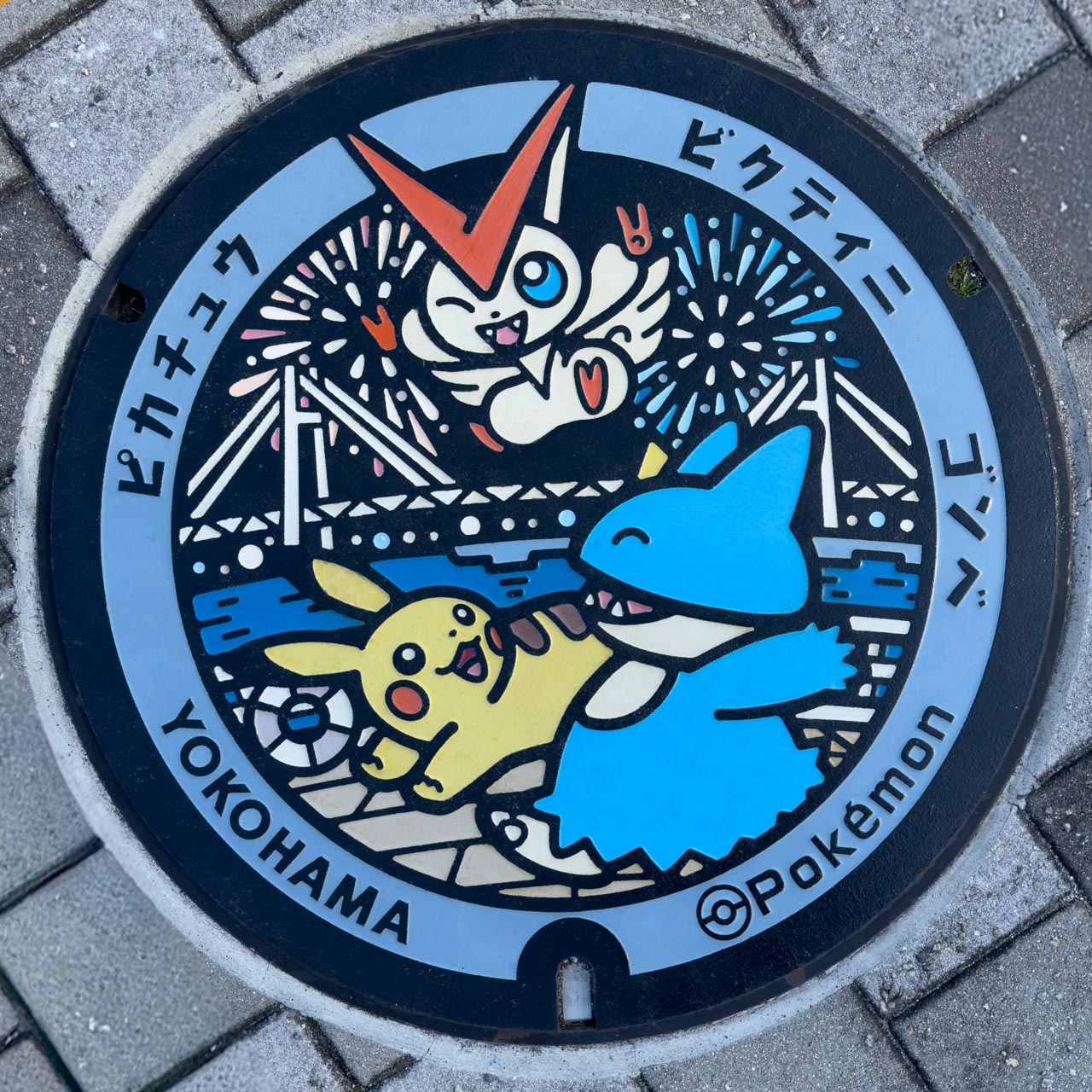 ベイブリッジとピカチュウのポケふた（撮影：蓋ログ）