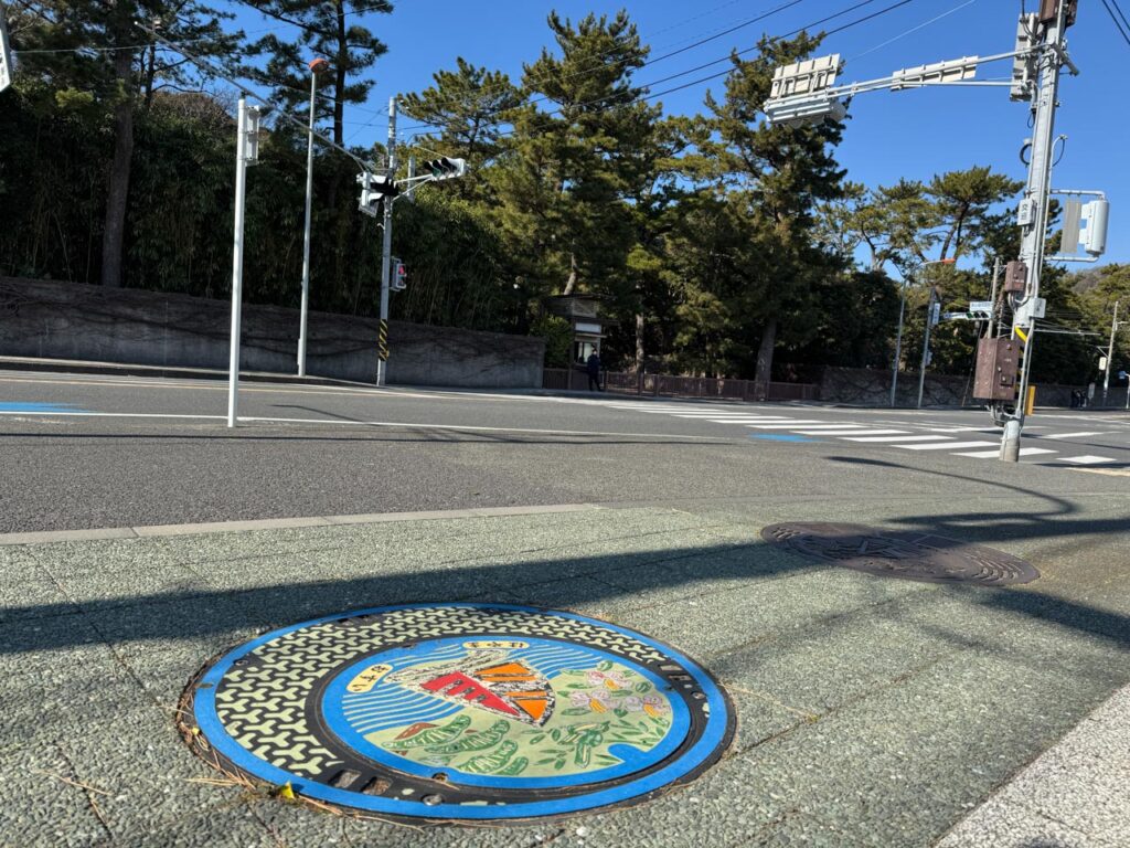 ヨットの実物マンホール蓋が設置されている場所周辺の現地写真