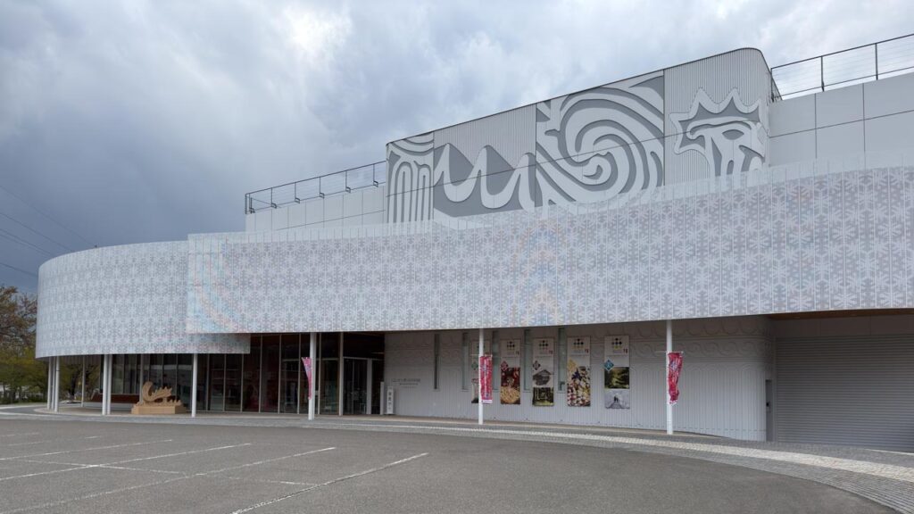 マンホールカードを配布している十日町市博物館の外観