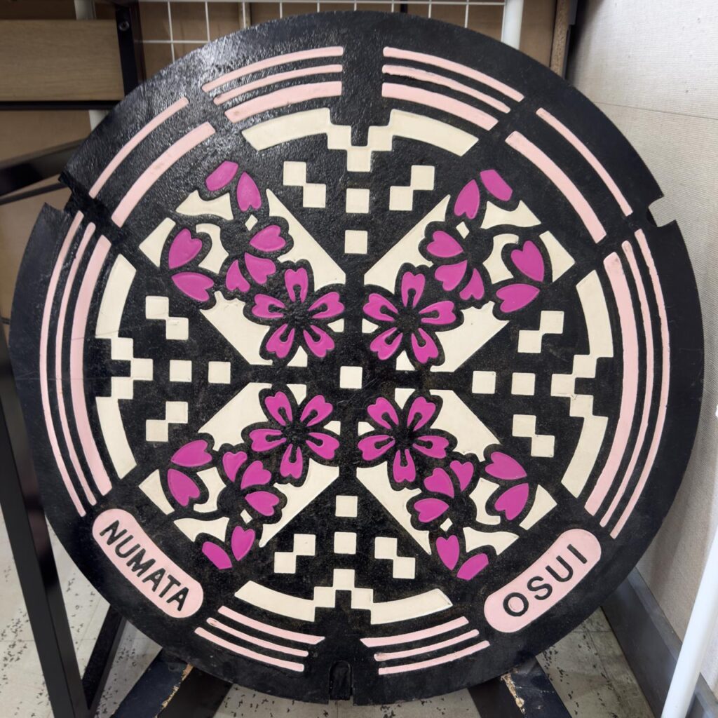 群馬県沼田市のデザインマンホール蓋