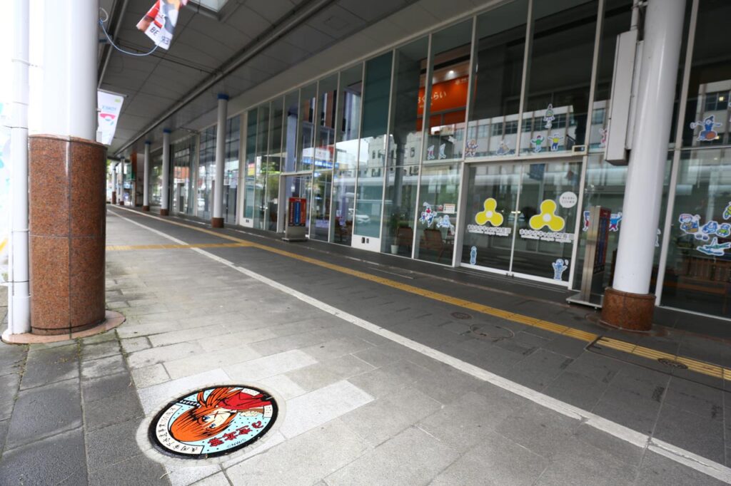 るろうに剣心マンホール「緋村剣心」の設置場所であるフェニックス大手イーストビル前の歩道