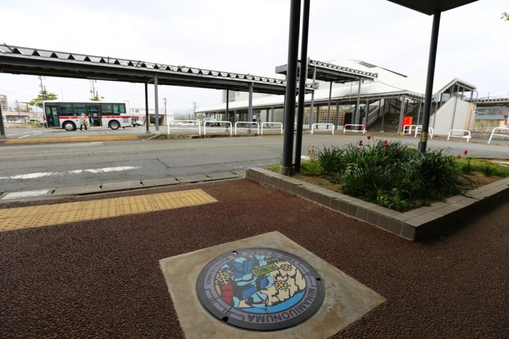 八海山 YMS-15 ギャンのマンホール蓋の設置場所からみた六日町駅東口