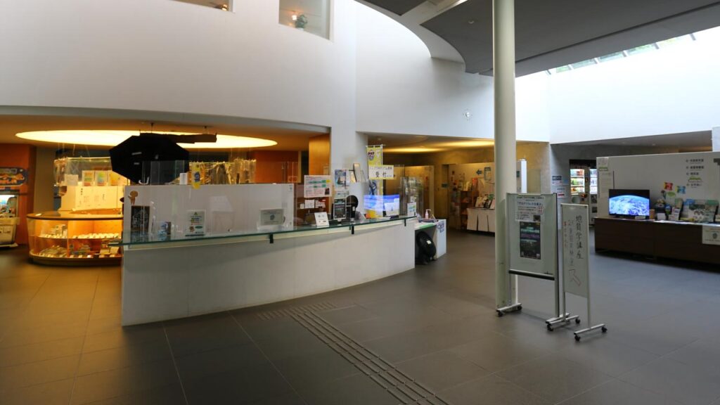 相模原市C001マンホールカードの配布場所の相模原市立博物館の館内受付窓口