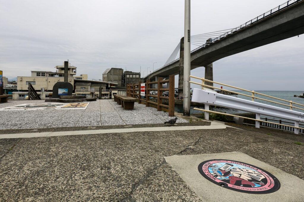 シャア専用ズゴックのマンホール蓋が設置してある小田原ちょうちん灯台