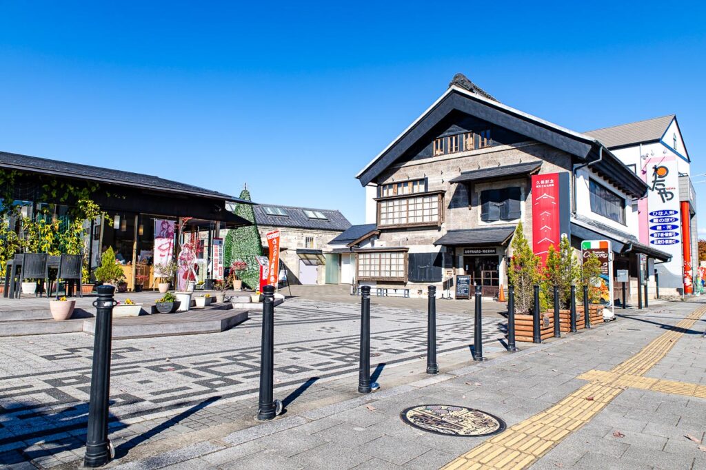 真岡市A「日本一のいちごのまち」のデザインマンホール蓋と設置場所の周囲がわかる現地の様子