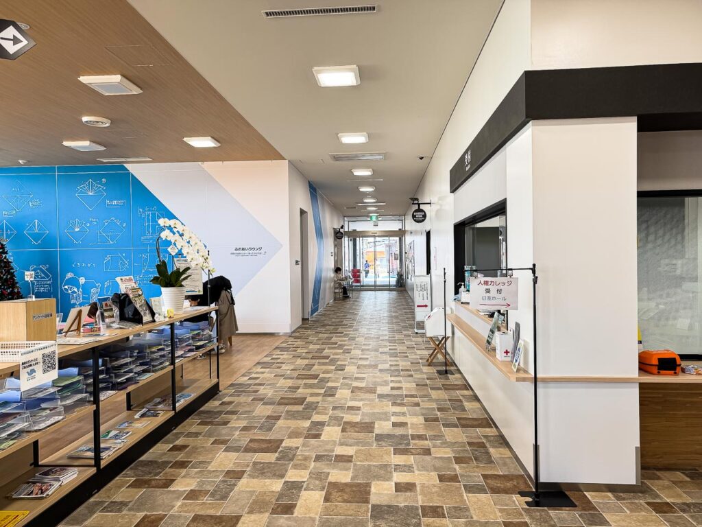 上三川町ORIGAMIプラザの受付（マンホールカード配布場所）