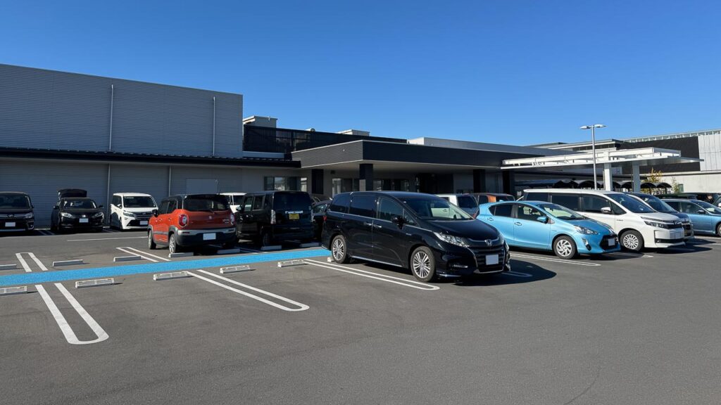 上三川町ORIGAMIプラザの駐車場受付（マンホールカード配布場所）