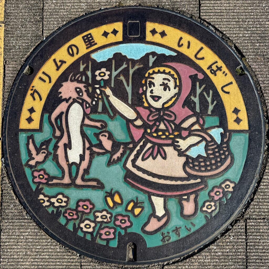 赤ずきんがデザインされた実物マンホール蓋