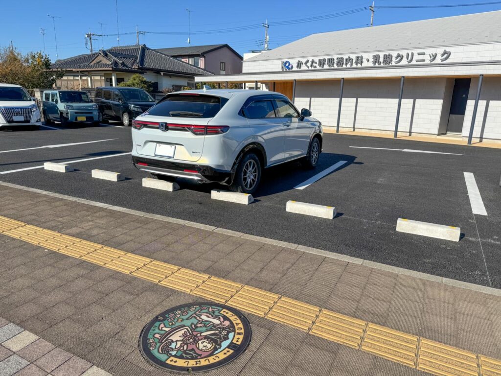 グリム童話 赤ずきんのデザインマンホール蓋と設置場所の周囲がわかる現地の様子