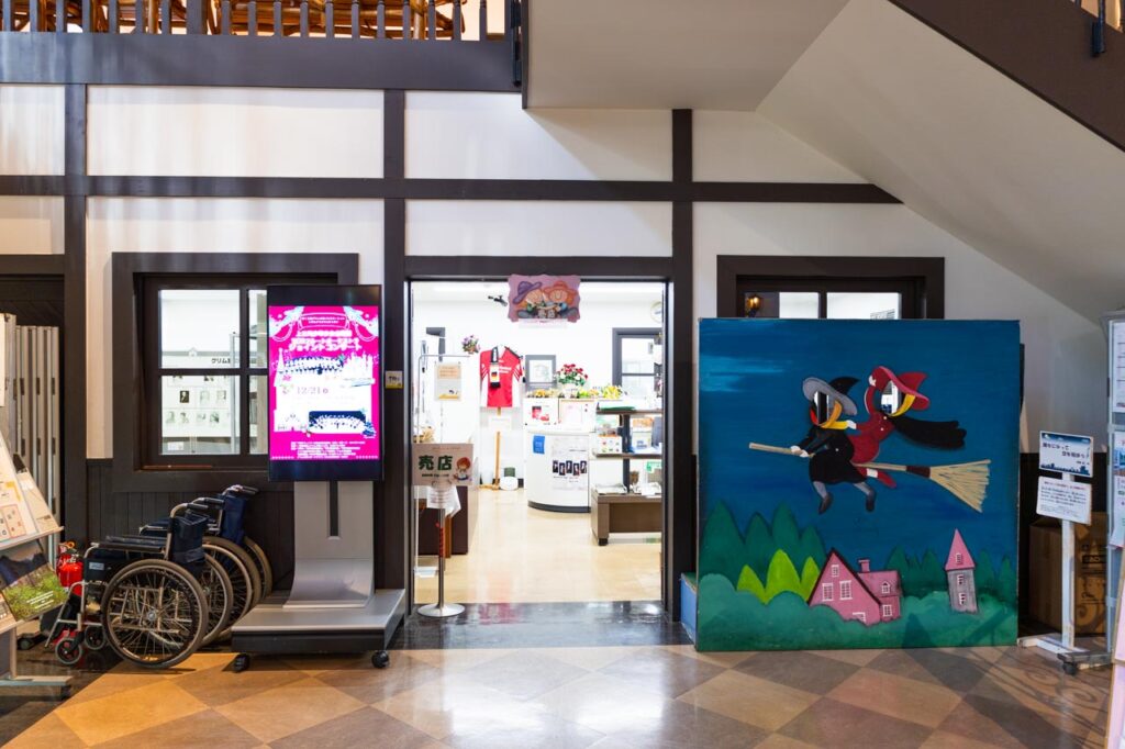 赤ずきんのマンホールカードを配布しているグリムの森、グリムの館の売店