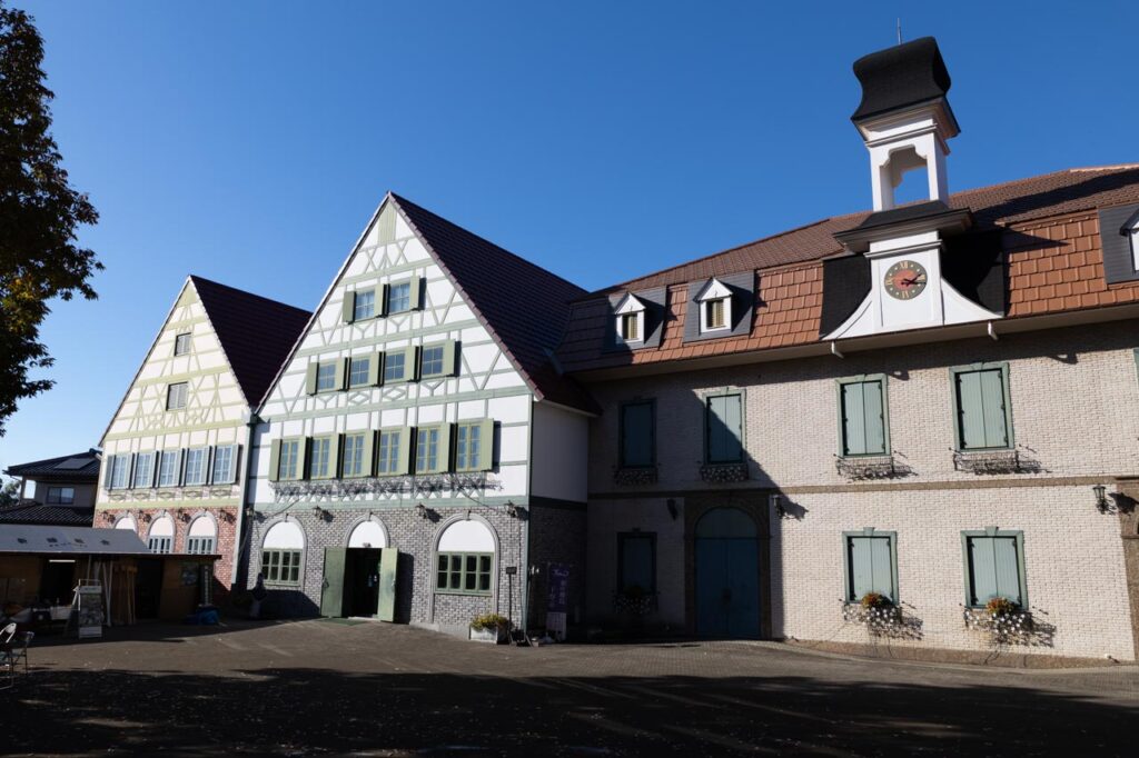 赤ずきんのマンホールカードを配布しているグリムの森　グリムの館の外観