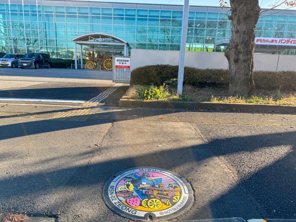 MSN-02 ジオングのマンホール蓋の設置場所のバンダイミュージアムの前