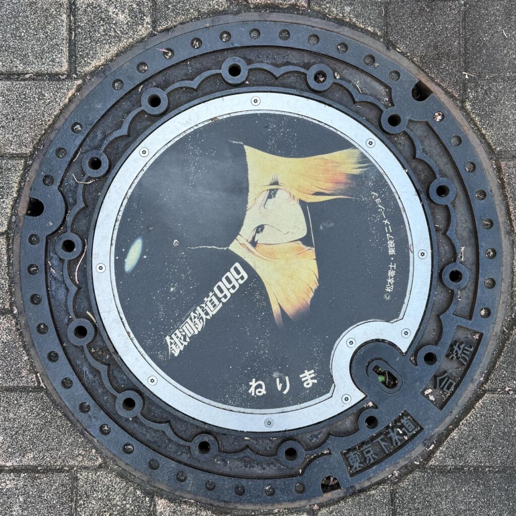 メーテル（銀河鉄道999）がデザインされた実物マンホール蓋（設置場所）