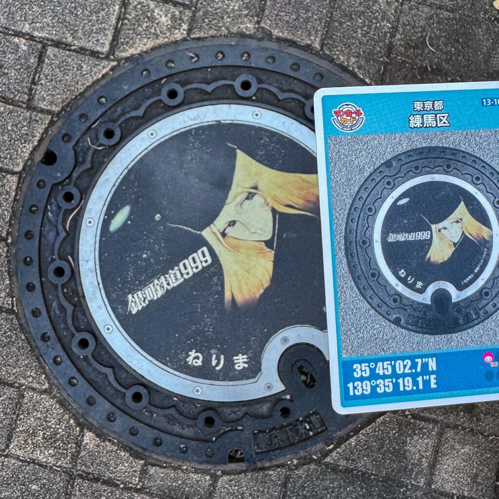メーテル（銀河鉄道999）の実物マンホールとカード記載座標が一致しているマンホールカード（2108-01-016）