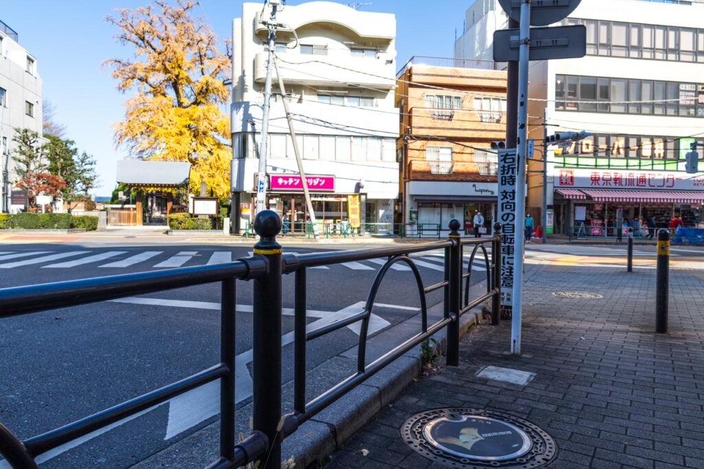 メーテル（銀河鉄道999）の実物マンホール蓋が設置されている場所の現地写真