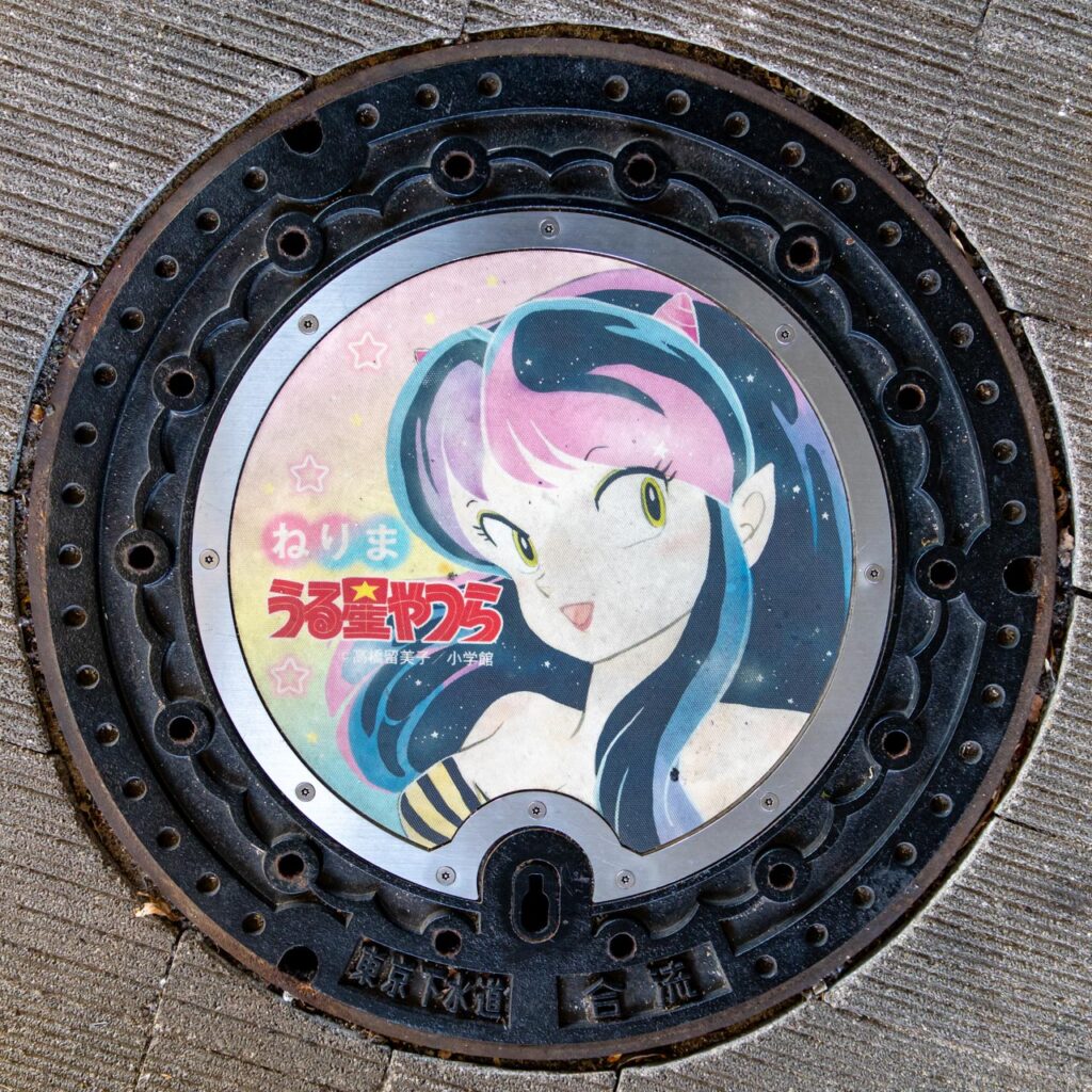 ラム（うる星やつら）がデザインされた実物マンホール蓋（設置場所）