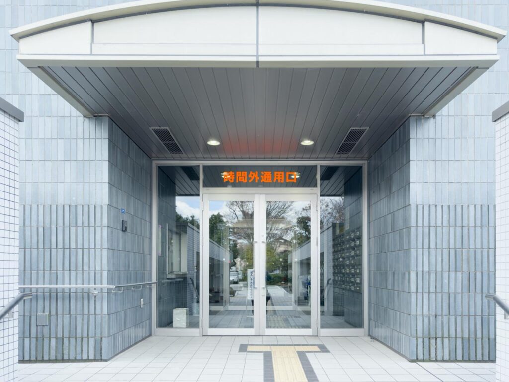 富士宮A001マンホールカードの配布場所（土日宿）である富士宮市役所の時間外通用門の様子