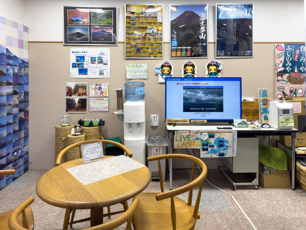 富士宮観光案内所内に控えめにたっているマンホール旗