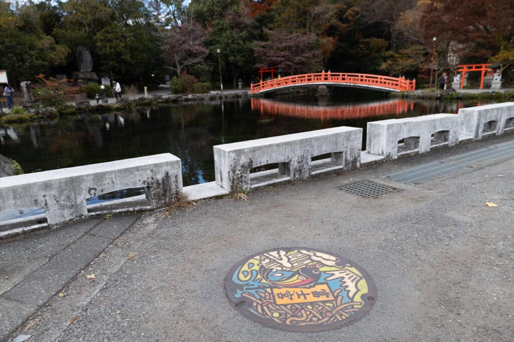 富士宮市C001マンホールカードの座蓋が設置されている涌玉池の様子