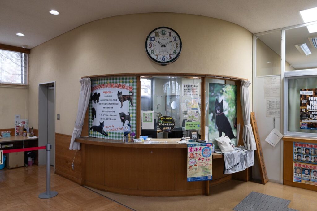 道の駅しらねの館内（南アルプス市マンホールカード配布場所）