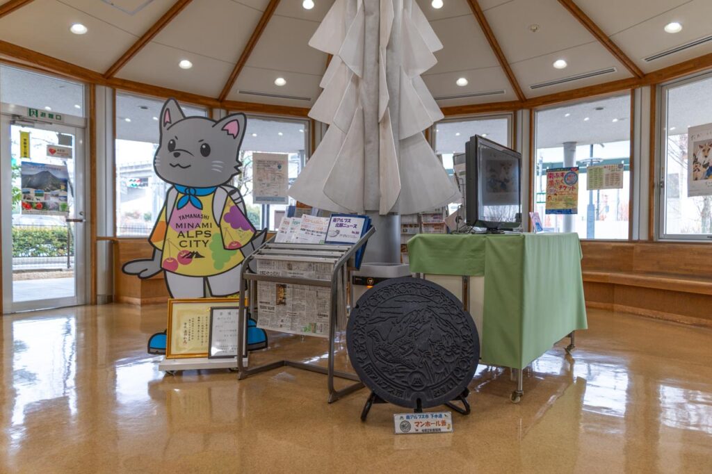 道の駅しらねの館内（南アルプス市マンホールカード展示場所）