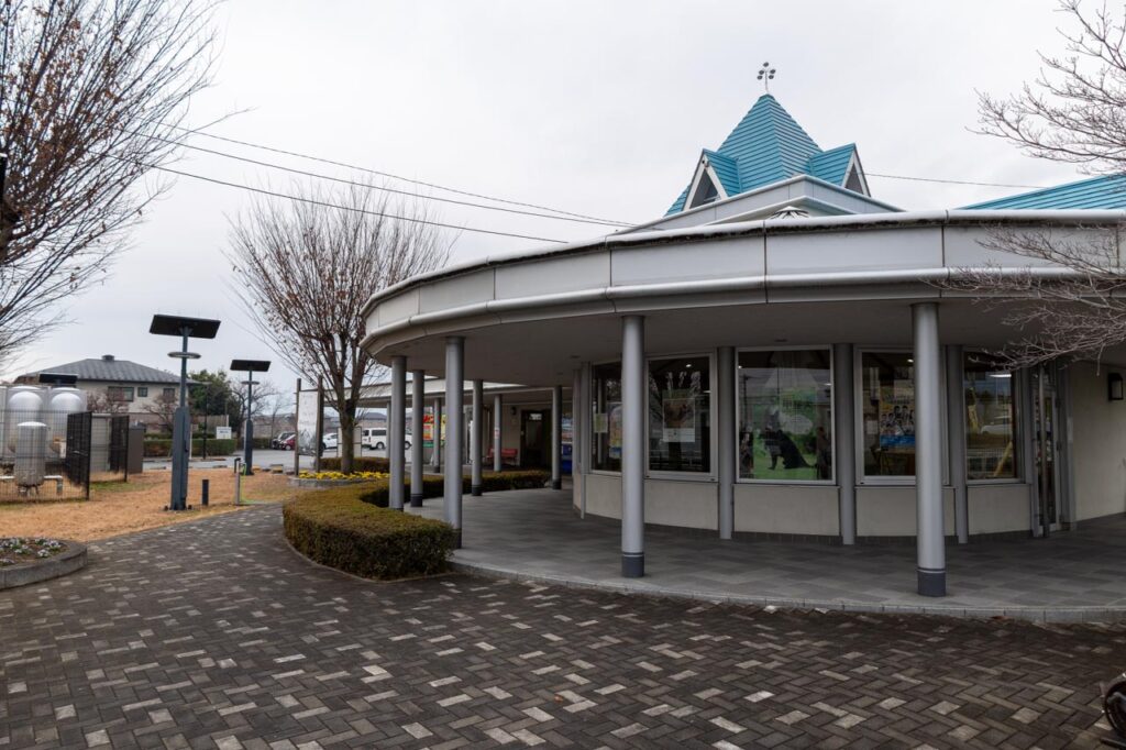 道の駅しらね外観（南アルプス市マンホールカード配布場所）
