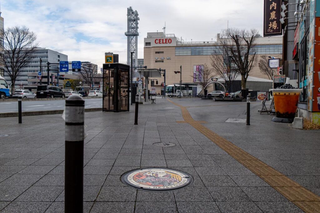 甲府駅に近い武田信玄公銅像 RX-78-2 ガンダムのマンホール蓋の設置場所