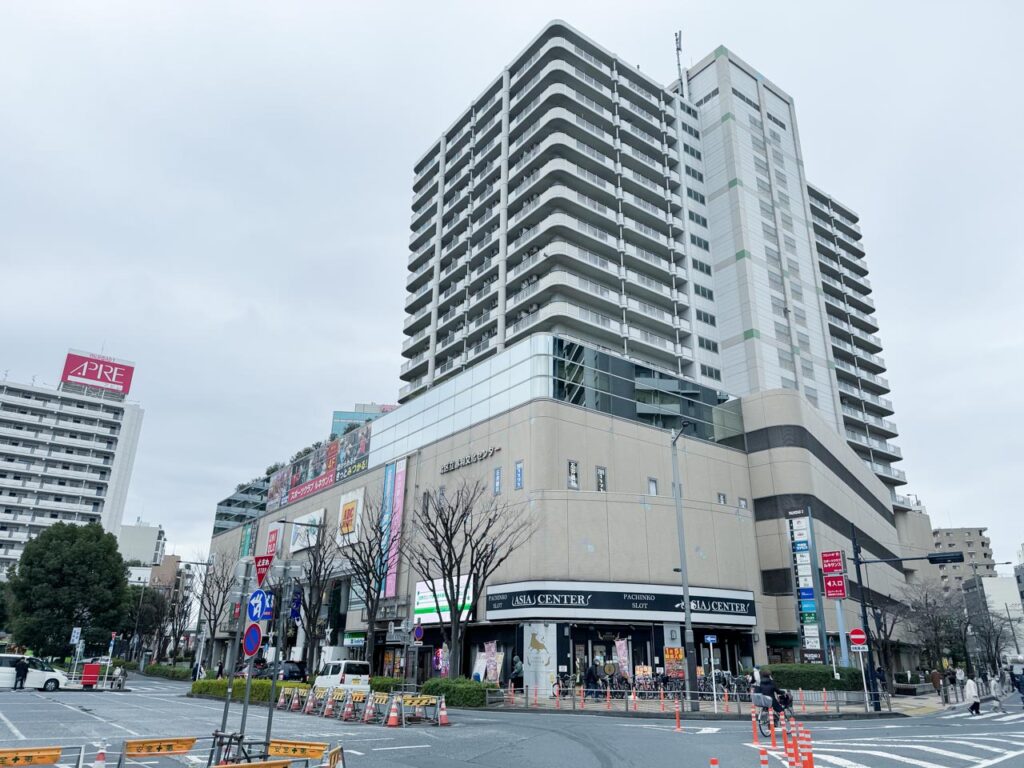 マンホールカード配布場所となっている赤羽文化センターがはいっているショッピングセンタービビオの外観