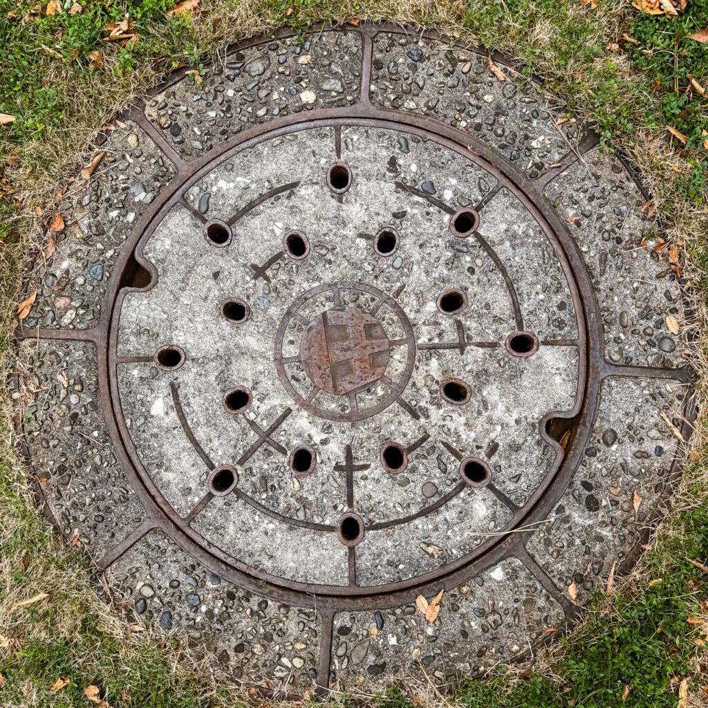 現地で撮影したUR都市機構（00-102-B001）のマンホール蓋