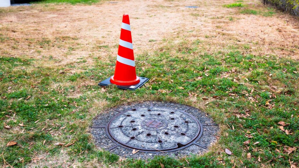 UR都市機構（B001）の座標蓋設置場所付近に置かれた目印の三角コーン