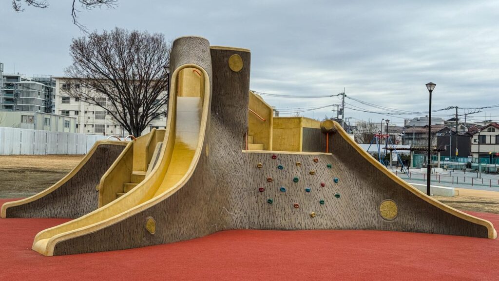 マンホールカード（13-100-N001）のデザインになっている赤羽台けやき公園の遊具