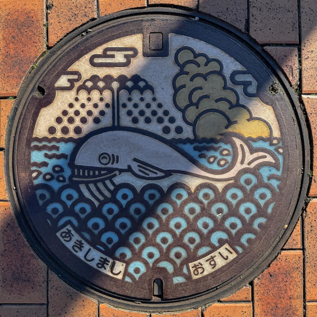 くじらの実物マンホール蓋が設置されている場所周辺の現地写真