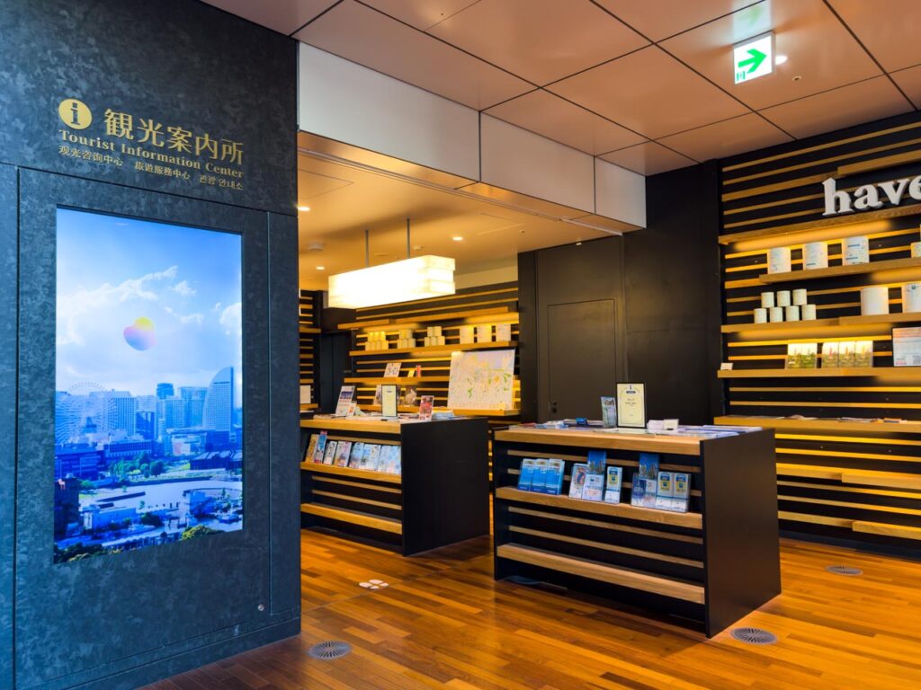 横浜市Aのマンホールカードの配布場所「横浜駅観光案内所」の入口