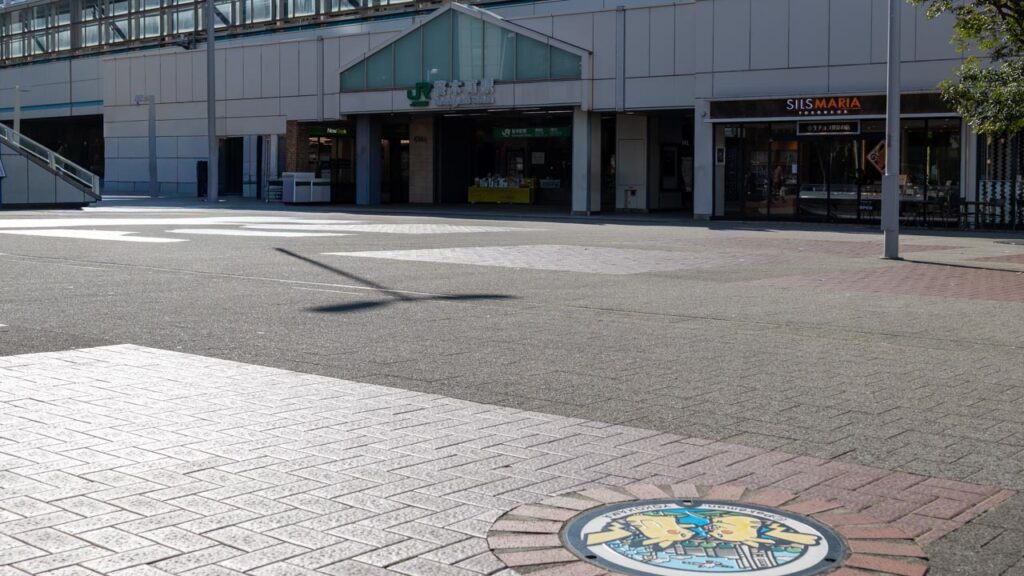 ピカチュウのポケモンマンホールの設置場所｜横浜市桜木町駅（撮影：蓋ログ）