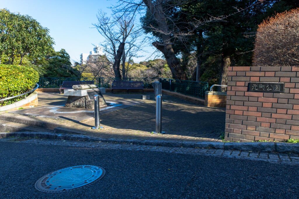 元町公園に設置された横浜市のデザインマンホールと周囲の風景