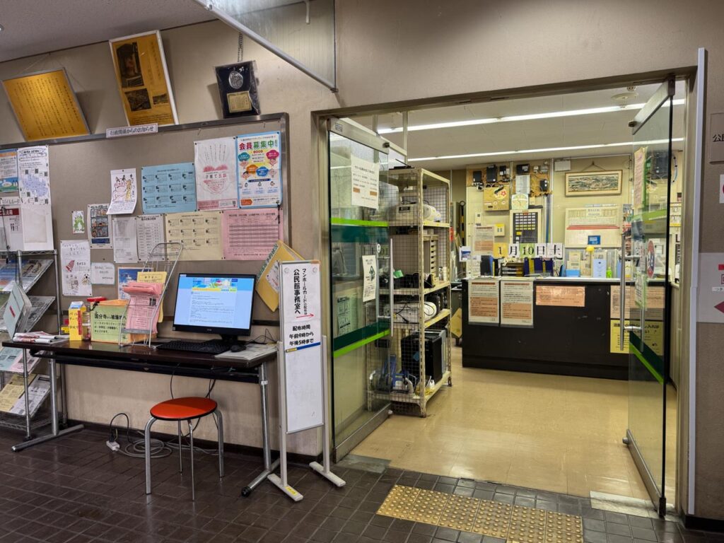 国分寺市市制施行60周年記念のマンホールカードを配布している本多公民館の受付