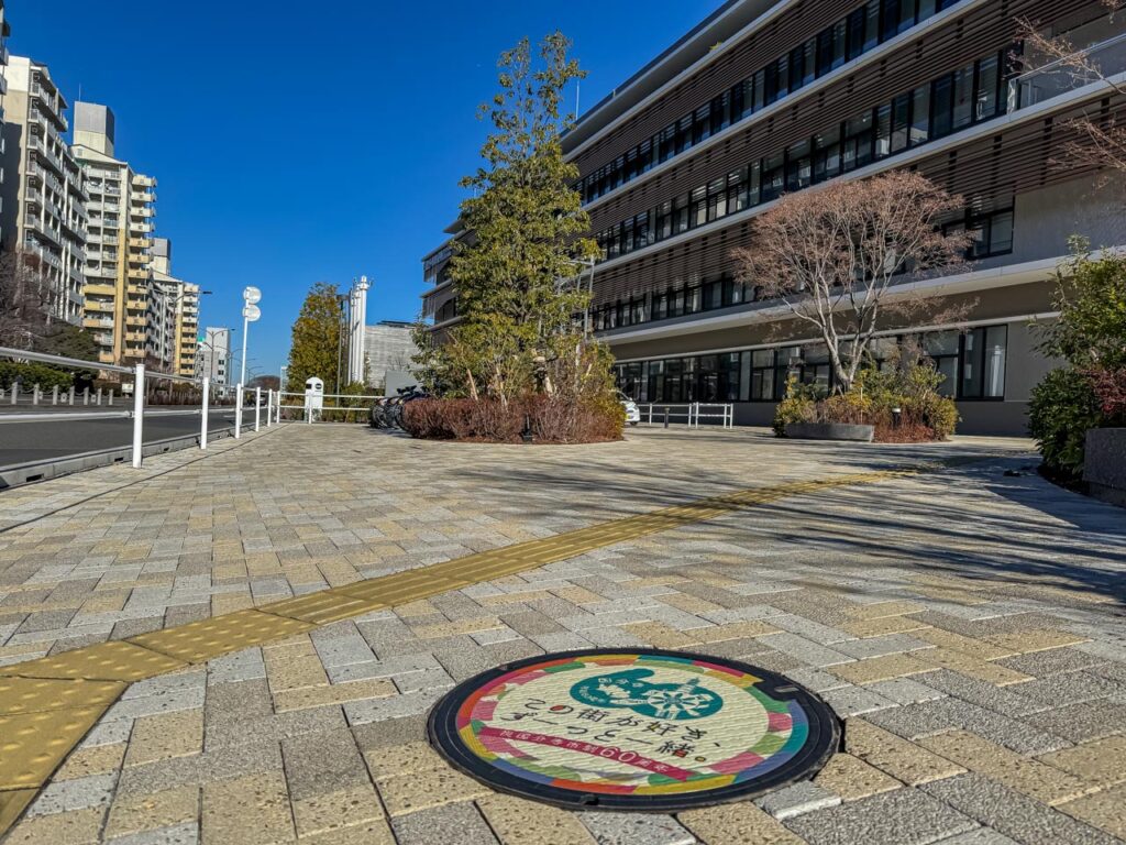 国分寺市制施行60周年記念の実物マンホール蓋が設置されている場所周辺の現地写真