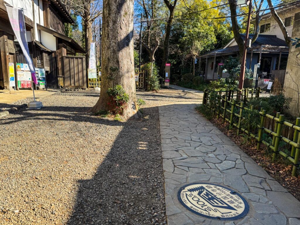 武蔵国分寺跡史跡指定100周年記念の実物マンホール蓋が設置されている場所周辺の現地写真