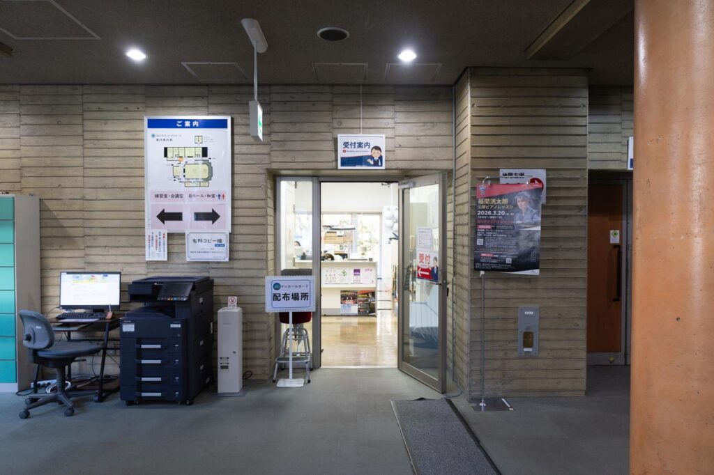 ペンシルロケット水平発射実験70周年記念のマンホールカードを配布している国分寺市立いずみホールの窓口