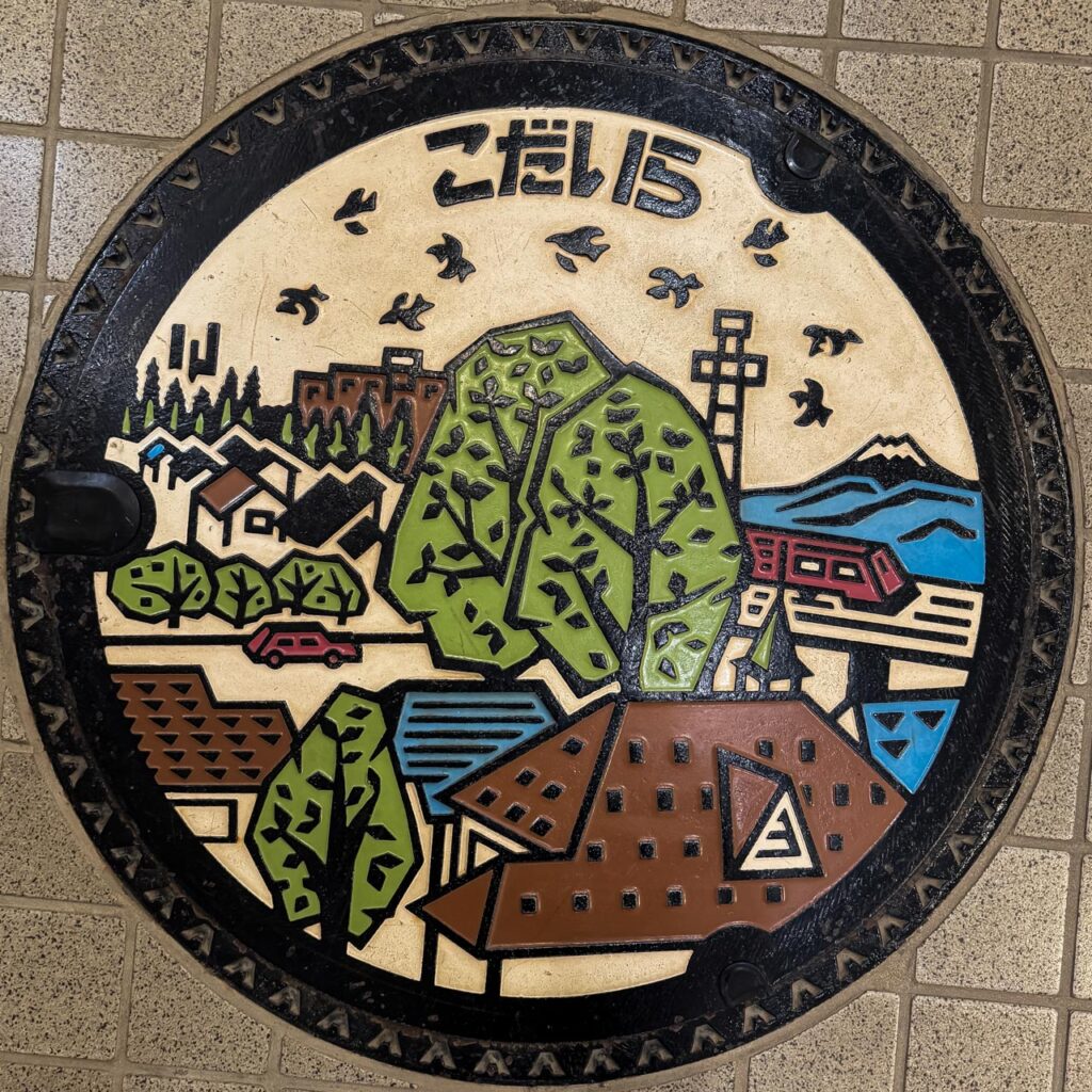 小平の街並みがデザインされた実物マンホール蓋（設置場所）