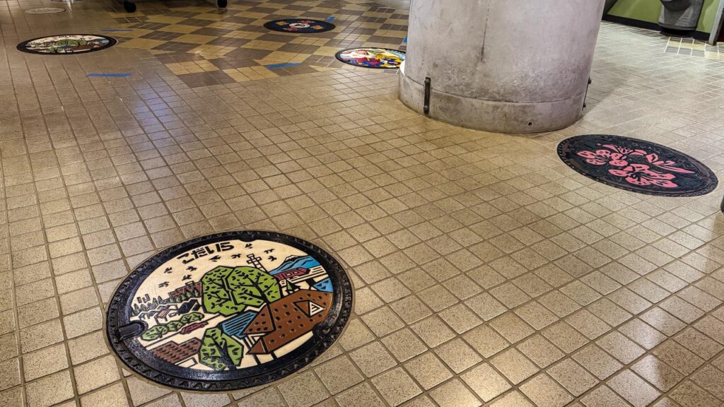 小平の街並みの実物マンホール蓋が設置されている場所周辺の現地写真