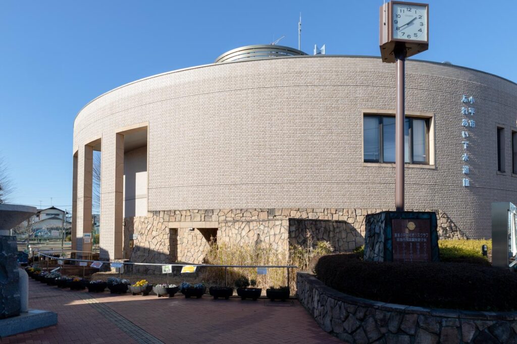 東京ドロンパのマンホールカードを配布している小平市ふれあい下水道館の外観