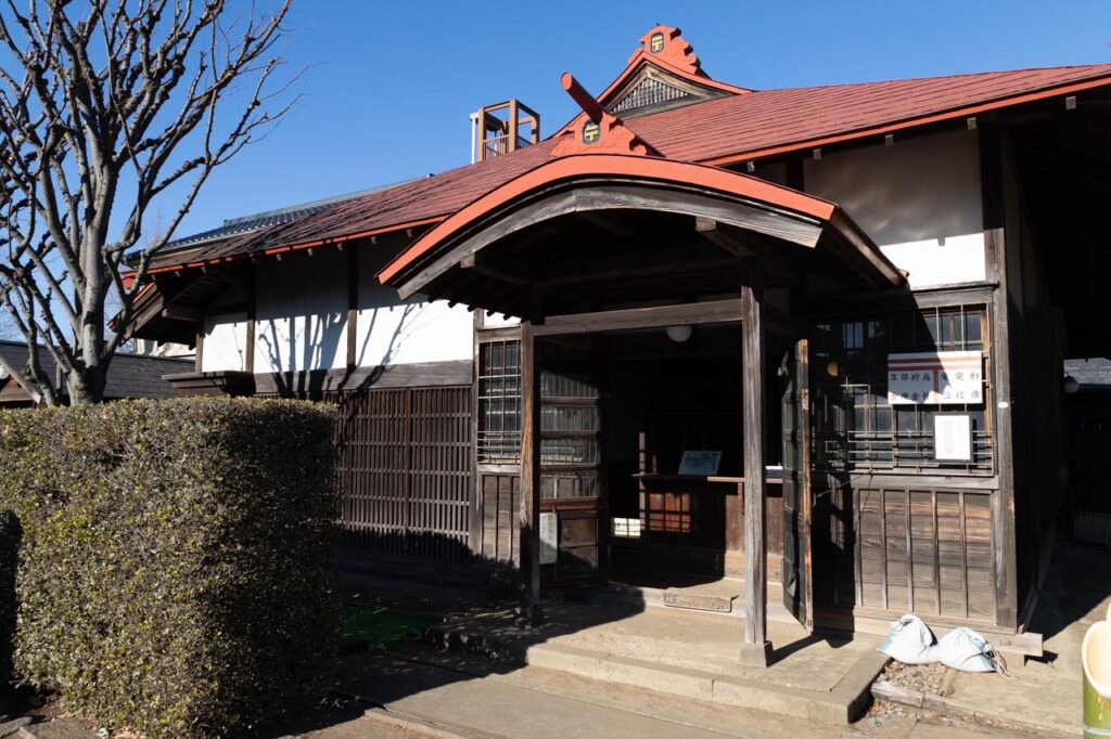 小平ふるさと村（小平市）で保存されている旧小平小川郵便局舎の外観