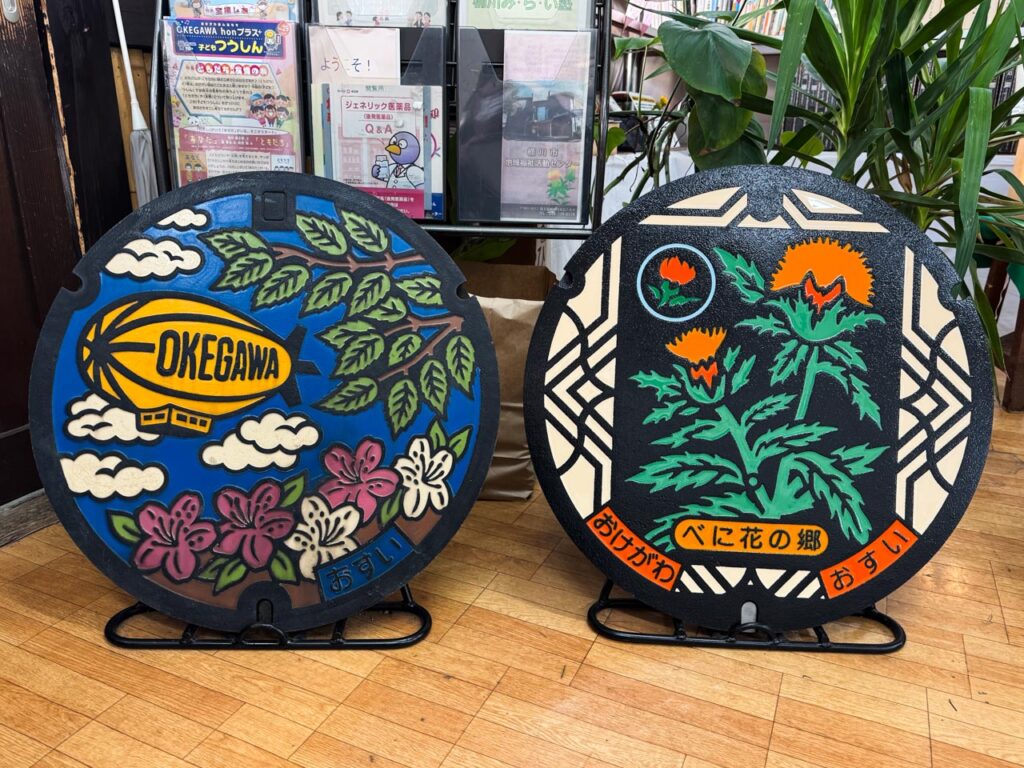 中山道宿場館に展示されている「紅花」と「飛行場」のデザインマンホール蓋